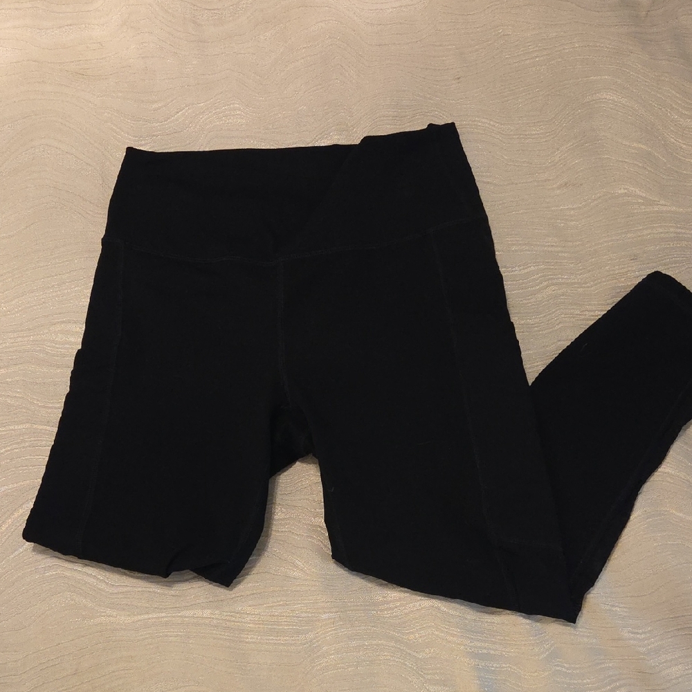 Fabletics 3/4 Black Leggings With Mesh Sides And Pockets